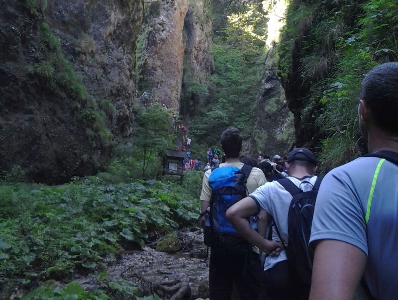 Masová turistika a zápchy na rebríkoch v Jánošíkových dierach v Malej Fatre.